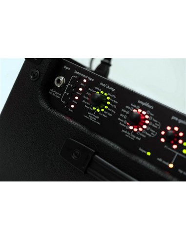 Amplificador de Guitarra y Bajo PEAVEY VYPYR X1 TtransTube Parlante 8" 12 Efectos 30W RMS